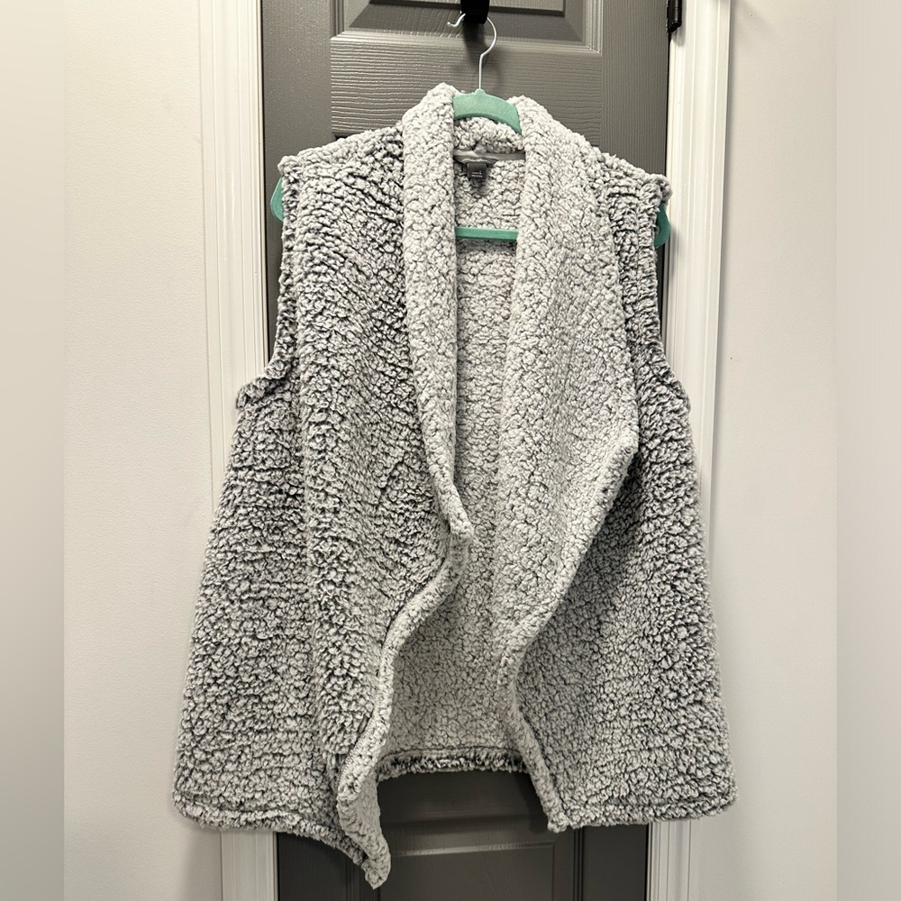 Like New. Eddie Bauer Sherpa open vest. Gray. Size L